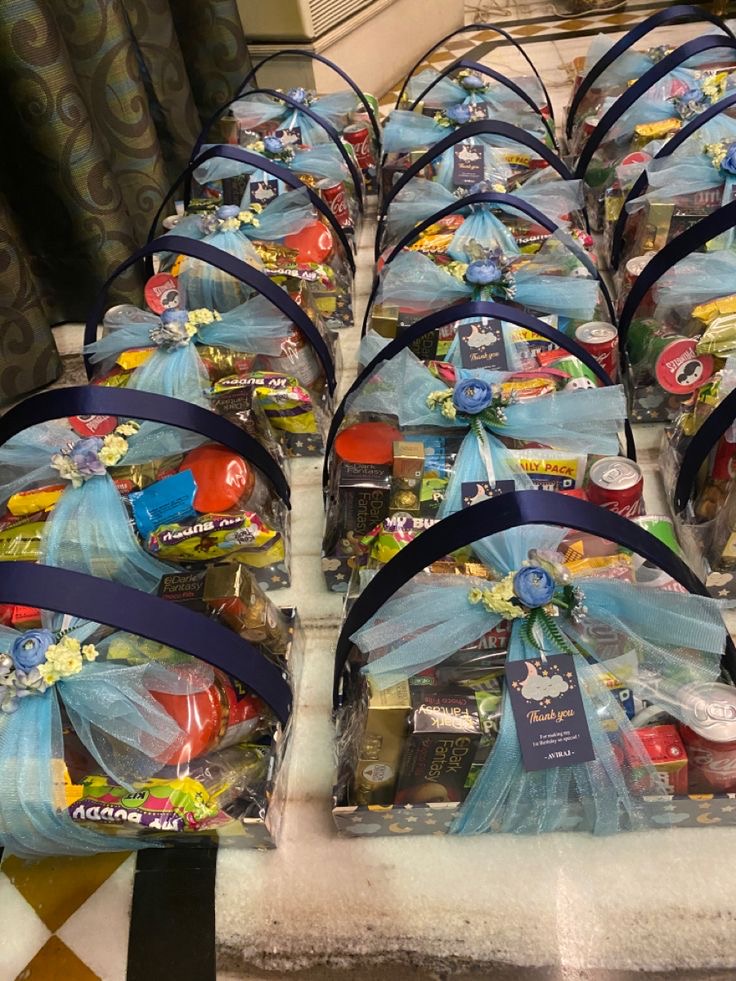 kavyacreatives gust room hamper (11)